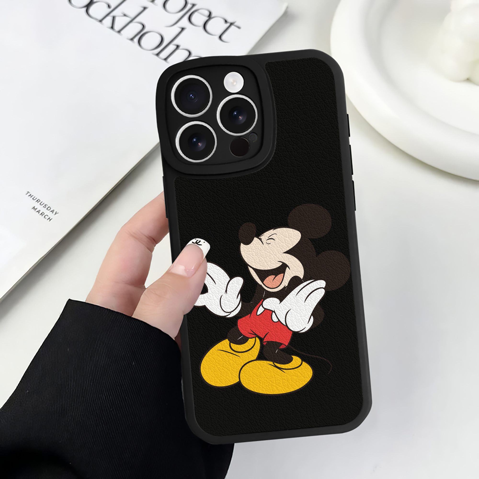 （画像用） ミッキーマウス Mickey Mouse 【iPhone 16シリーズ対応】シリコンスマホケース（レザー調） 材質：シリコン